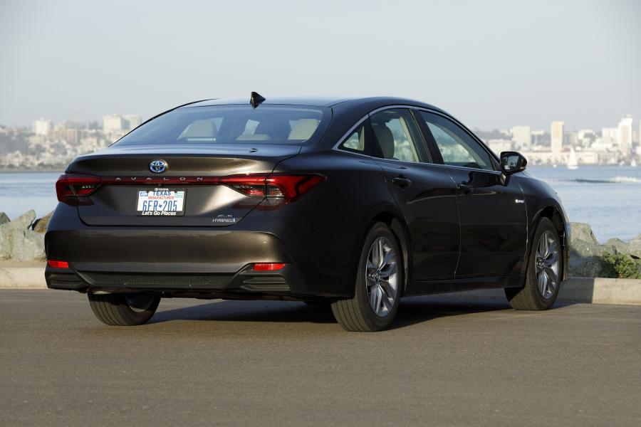  Toyota Avalon Hybrid XLE 2018 года  (фото 2 из 13)